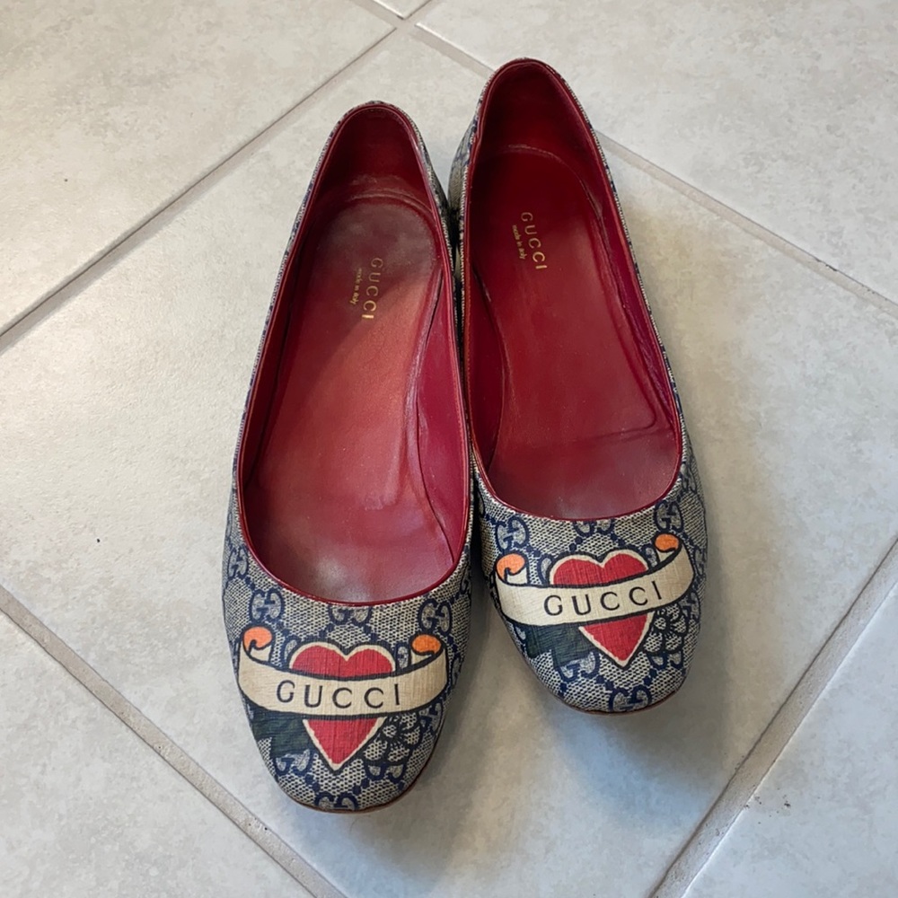 Woman’s Gucci closed toe flats